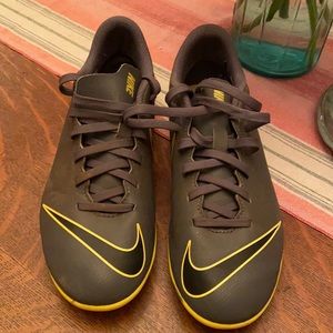 Like New Nike Soccer Cleats (3)